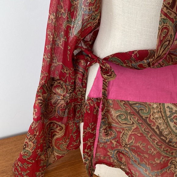 Made in Nepal wrap around wine paisley short sleeved blouse. Ties inside… - Picture 9 of 17